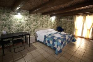 una camera da letto con un letto, una scrivania e un tavolo di Super Nice Studio Flat a Napoli