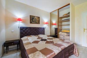 Un dormitorio con una cama grande y dos lámparas. en Appartement Numéro 1 - piscine, en Valbonne 13 fotos más
