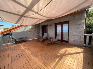 eine Kamera auf einem Holzboden mit einem Zelt in der Unterkunft Villa Charneca, jardín y mar in Vigo