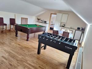 ein Wohnzimmer mit einem Billardtisch und einem Tisch in der Unterkunft The Attic in Kilkenny