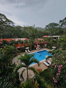 una vista aérea de un complejo con piscina en Villa Lu Amazon Ecolodge, en Tarapoto