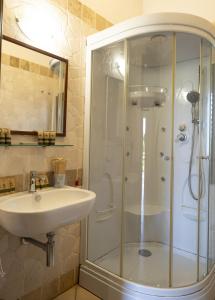 y baño con ducha y lavamanos. en Masseria Giamarra, en Carpignano Salentino