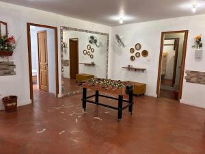 una habitación con una mesa en el medio de una habitación en Casa de campo con piscina, en San Antonio