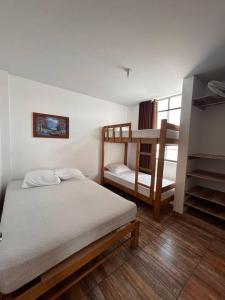 1 dormitorio con 1 cama, 1 litera y 1 escalera en Casa de campo con piscina, en San Antonio