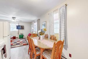 uma cozinha e sala de jantar com mesa e cadeiras em Cribb's Cove em Whittier