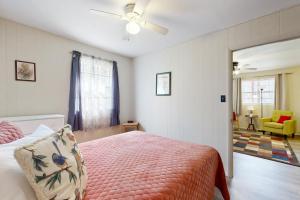 um quarto com uma cama e uma ventoinha de tecto em Cribb's Cove em Whittier