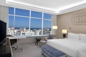 Hilton Tanger City Center客房内的一张或多张床位