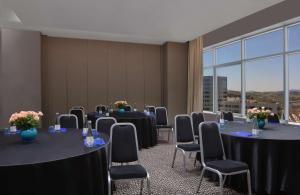 Hilton Tanger City Center商务区和/或会议室