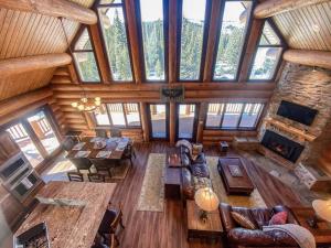 una vista aérea de una sala de estar en una cabaña de madera en Spectacular Custom Log Cabin with Hot Tub, Epic Views, Fireplace - Moose Tracks Cabin, en Fairplay