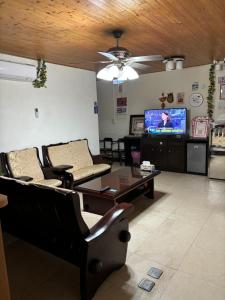 ein Wohnzimmer mit Sofas und einem TV in der Unterkunft 今友緣二館民宿 in Dongyin/