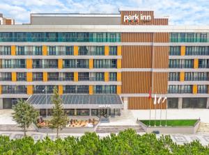un edificio de oficinas con un signo de pentio en la parte superior en Park Inn by Radisson Yalova City Center, en Yalova
