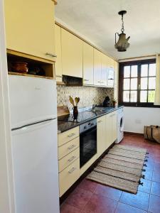 a kitchen with white cabinets and a dishwasher at Casa La Pepita in Caleta De Fuste