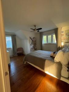 1 dormitorio con 1 cama grande y ventilador de techo en KerryAnne - North Kawartha Lakehouse with Hot Tub en woodview