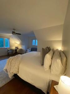 een slaapkamer met een bed met witte lakens en kussens bij KerryAnne - North Kawartha Lakehouse with Hot Tub in woodview