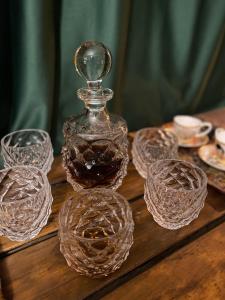 una botella de cristal sobre una mesa de madera en Chateau Katarína, en Vráble