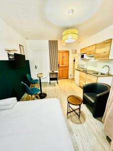 Η κουζίνα ή μικρή κουζίνα στο BtoBed - Location Professionnelle - 2 Studios Confort - Proche Parc des Expos et Stade de France