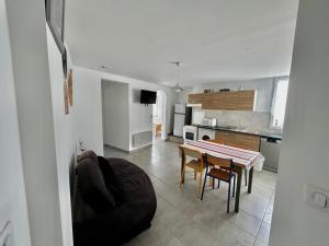 une cuisine et une salle à manger avec une table et des chaises dans l'établissement Ô'Berge & Chambres Avignon, à Avignon