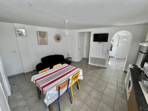 TV a/nebo společenská místnost v ubytování Ô'Berge & Chambres Avignon
