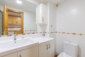 een witte badkamer met een wastafel en een toilet bij LOFT TEATRO ~ Alicante in Alicante