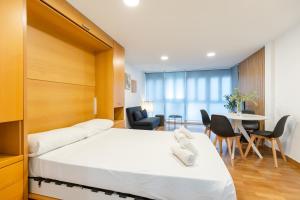 een hotelkamer met een bed en een tafel en stoelen bij LOFT TEATRO ~ Alicante in Alicante