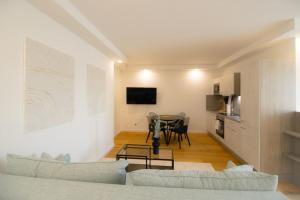 ein Wohnzimmer mit einem Sofa und einem Tisch in der Unterkunft Charming Apartment in Heart of Vienna JOS 20 in Wien