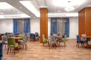 Karam Hotel tesisinde bir restoran veya yemek mekanı