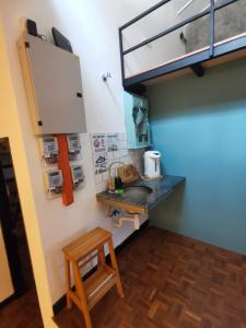 Habitación pequeña con lavabo y taburete en GENIEHOME No10 CLASSIC HOME 5BR6B free Wifi at SS2 PJ, en Petaling Jaya