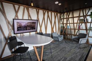 una sala de reuniones con mesa blanca y sillas en Courtyard by Marriott Tuxpan Veracruz, en Tuxpan de Rodríguez Cano