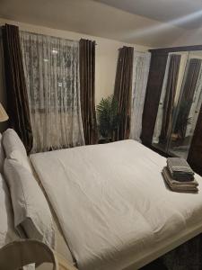 Postel nebo postele na pokoji v ubytování KING ROOMS BY WEMBLEY STADiUM