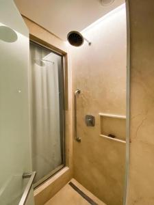 uma casa de banho com um chuveiro e uma porta de vidro em Hotel Nacional no Rio de Janeiro