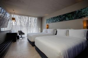 una camera d'albergo con due letti e una finestra di Courtyard by Marriott Tuxpan Veracruz a Tuxpan de Rodríguez Cano Altre 18 foto