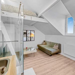 ein Wohnzimmer mit einem Sofa und einem Waschbecken in der Unterkunft Esprit Nogentais - Vue sur Tour Eiffel in Nogent-sur-Marne