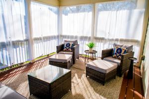 een woonkamer met stoelen en een tafel en ramen bij Hello Sunshine in Atlanta