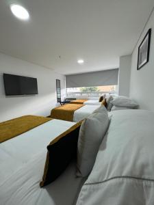 Postel nebo postele na pokoji v ubytování Hotel WLH Gold Bogota