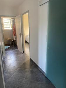 une chambre avec un couloir avec une porte et une chambre dans l'établissement Chez Sylvain, à Carcès