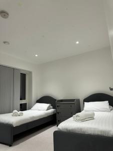 dos camas sentadas una al lado de la otra en una habitación en Two bedroom apartment with 2 bathroom, en Londres