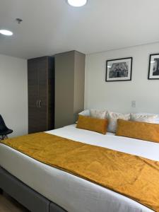 Postel nebo postele na pokoji v ubytování Hotel WLH Gold Bogota