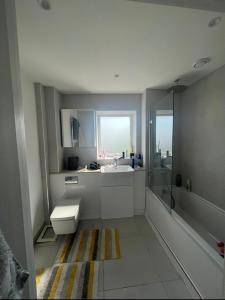 y baño con lavabo, aseo y ducha. en Two bedroom apartment with 2 bathroom, en Londres
