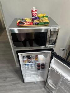 - un réfrigérateur ouvert avec de la nourriture dans l'établissement Panorama Ochi - Sand Castles Resort B20, à Ocho Rios