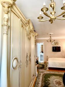 a bedroom with a gold door and a bed at Lovely apartment in Alexandria