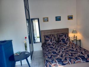 瓦爾拉普拉日的住宿－Appartement avec jardin，一间卧室配有一张床、一张桌子和一个窗户。