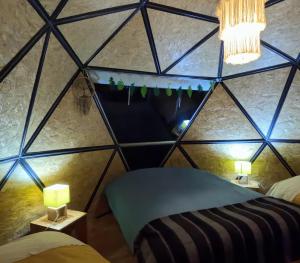 a room in a spiderweb room with two beds at Domos Cordillera Blanca in Huaraz