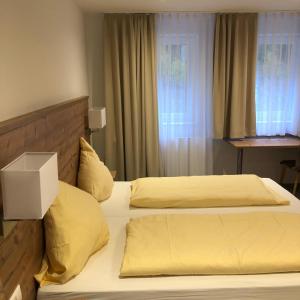 Postel nebo postele na pokoji v ubytování Gasthaus Hotel Löffelschmiede
