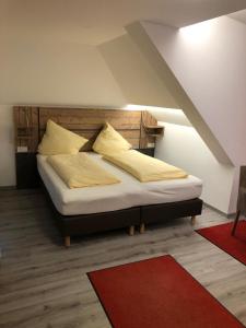 una camera da letto con un letto con cuscini gialli di Gasthaus Hotel Löffelschmiede a Hinterzarten