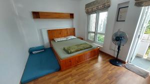 Giường trong phòng chung tại NT House