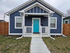 une maison bleue avec une porte bleue et un trottoir dans l'établissement New 3BD Home Near Downtown Indy, à Indianapolis