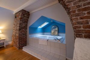 een badkamer met een bad in een bakstenen muur bij The Convent in Brigus in Brigus