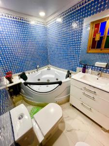 łazienka z wanną, toaletą i umywalką w obiekcie Luxury Studio , heart of Hassan w mieście Rabat