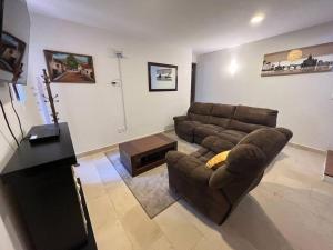sala de estar con sofá y TV en Diego Loft en Val'Quirico Centro en Santeagueda