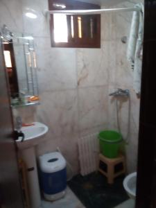 un piccolo bagno con lavandino e servizi igienici di DAR LAMRABET a Bine el Ouidane